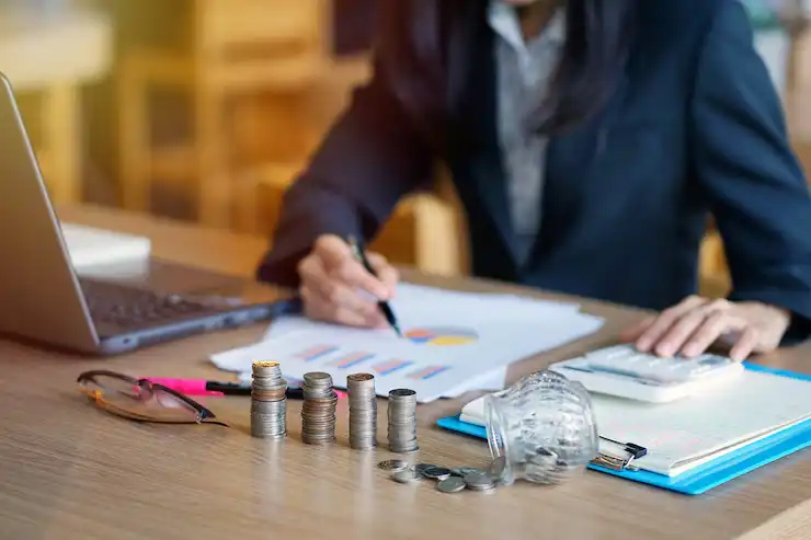 young-woman-accountant-using-calculator-young-bank-employees-are-calculating-accounts_57431-20